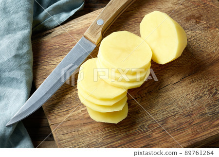 fresh raw sliced potato 89761264