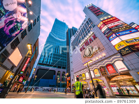 日本 5 月的東京城市景觀。沒有行動限制的GW結束了，但是......東急歌舞伎町塔前的許多人= 11th 89761309