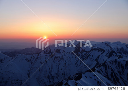 [Nagano / Gifu / May] View from Yarigatake Sanso Tent Ground: Sunset in the direction of Kasagatake 89762426