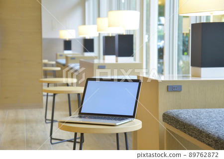 放在窗邊的電腦 89762872