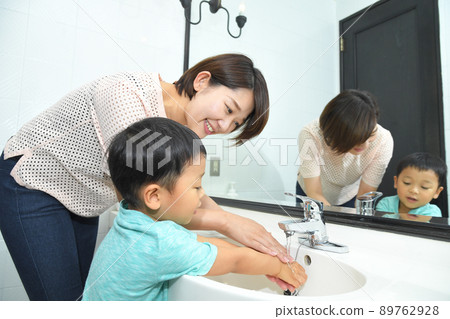 Hand washing with parent and child Hand washing with parent and child 89762928