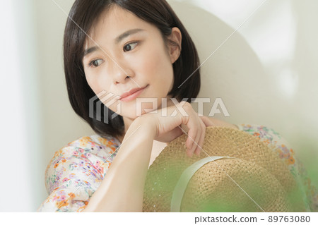 避開陽光的女性 89763080