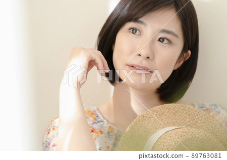 Women avoiding the sun Women avoiding the sun 89763081