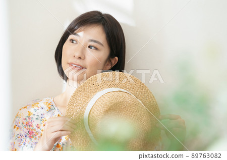 Women avoiding the sun Women avoiding the sun 89763082