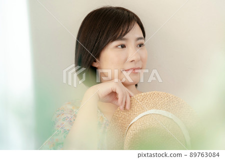 避開陽光的女性 89763084