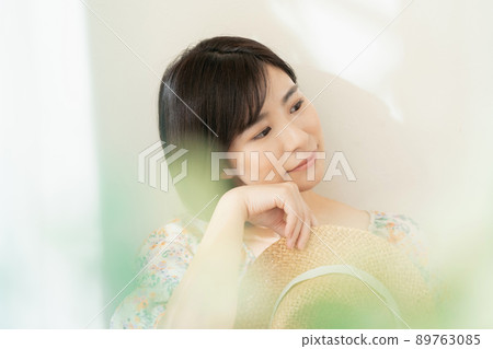 Women avoiding the sun 89763085
