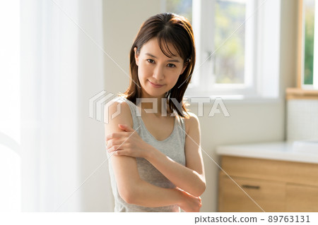 female, lady, woman 89763131