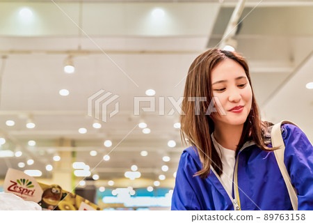 Housewife buying meat at the supermarket Housewife buying meat at the supermarket 89763158