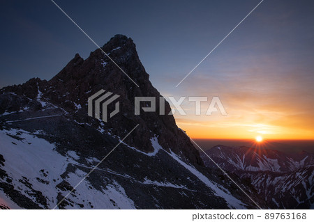 [長野 / 岐阜 / 5月] 夕陽照耀著八里岳 從八里嶽山間小屋的帳篷裡眺望 89763168