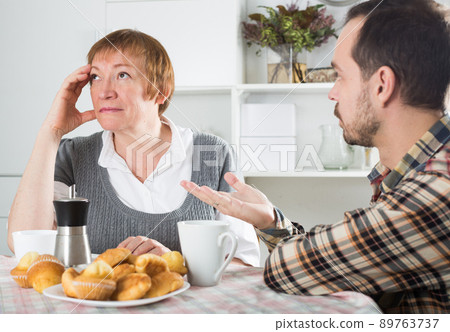 Mother and son arguing 89763737