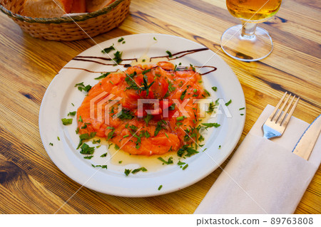 Salmon carpaccio with tomato and balsamic sauce Salmon carpaccio with tomato and balsamic sauce 89763808