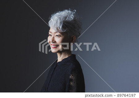 一個頭髮花白的女人 一個頭髮花白的女人 89764197