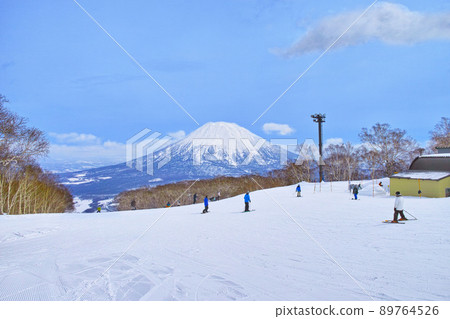 Niseko ski resort for spring skiing, skiers and snowboarders before getting on the lift 89764526
