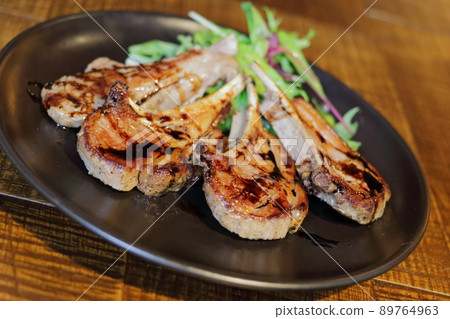 Fragrant and delicious Hokkaido lamb chops 89764963