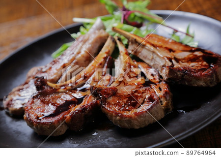 Fragrant and delicious Hokkaido lamb chops 89764964