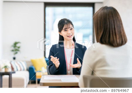 A young female business woman who works for middle-aged women A young female business woman who works for middle-aged women 89764967