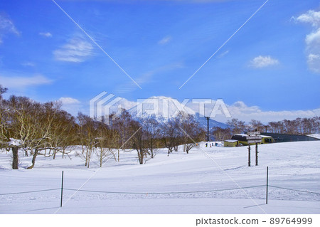 從新雪谷春季滑雪場的斜坡內看到的羊蹄山 89764999