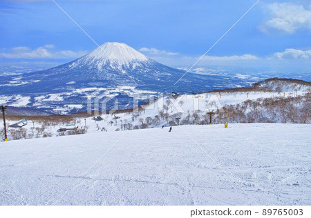 從新雪谷春季滑雪場的斜坡內看到的羊蹄山 89765003