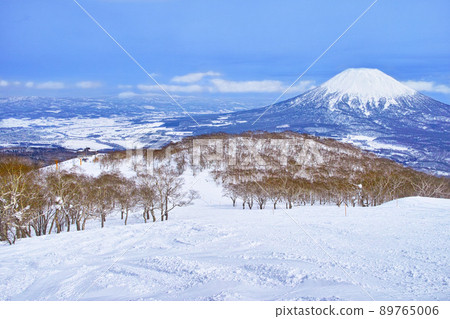 Mt. Yotei seen from inside the slopes of Niseko ski resort for spring skiing 89765006