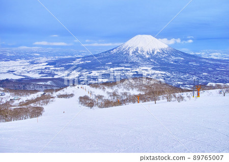 Mt. Yotei seen from inside the slopes of Niseko ski resort for spring skiing 89765007