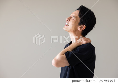男性僵硬的脖子 89765591