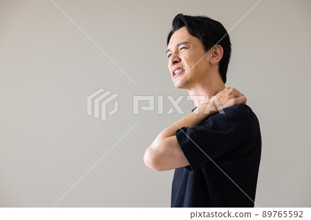 男性僵硬的脖子 89765592