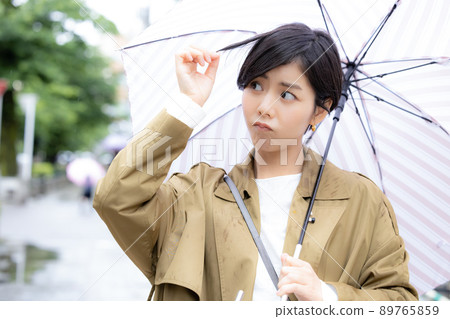 雨季,一個在乎頭髮散開的女人 雨季,一個在乎頭髮散開的女人 89765859
