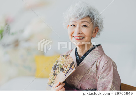 粉紅色纓花灰頭髮的女人 89765949