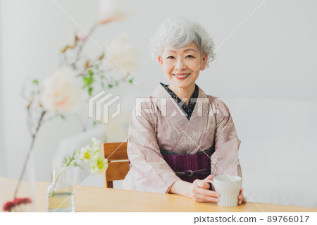 Pink tsumugi gray hair woman Pink tsumugi gray hair woman 89766017