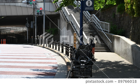 Summer sunlight and bicycles / strollers [high image quality] 89766018