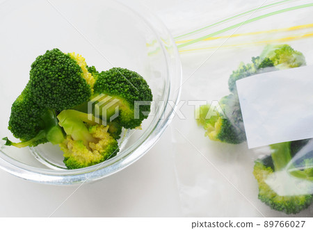 煮西蘭花和冷凍袋 煮西蘭花和冷凍袋 89766027