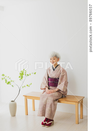 Pink tsumugi gray hair woman 89766037