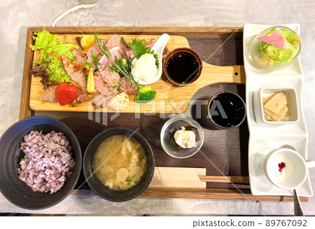 Steak lunch 89767092