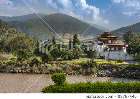 Bhutan - October 24, 2021: The Punakha Dzong between the Pho Chhu and Mo Chhu river in Bhutan. Punakha Dzong Monastery, one of the largest monasteries in Asia, Until 1955 seat of the Bhutan government 89767446