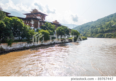 Bhutan - October 24, 2021: The Punakha Dzong between the Pho Chhu and Mo Chhu river in Bhutan. Punakha Dzong Monastery, one of the largest monasteries in Asia, Until 1955 seat of the Bhutan government 89767447