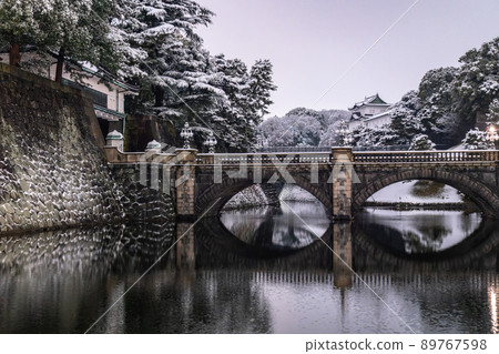 《Tokyo》 Snowy scenery of Tokyo, Kokyogaien Nijubashi 89767598