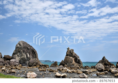 Hashiguiiwa (small Kuro Island in the back) [Kushimoto Town, Higashimuro District, Wakayama Prefecture] 89767653
