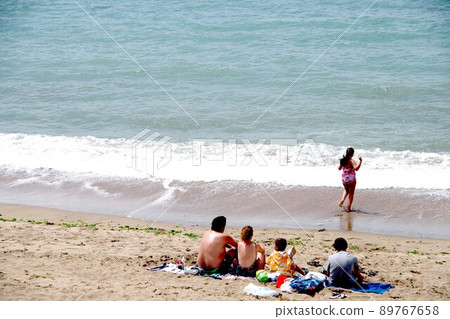 Family bathing in Taiwanese freshwater 89767658