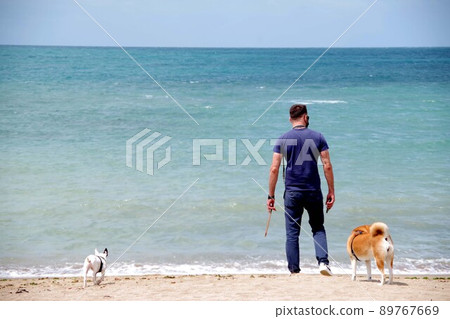 台灣淡水海中的一男二狗 台灣淡水海中的一男二狗 89767669