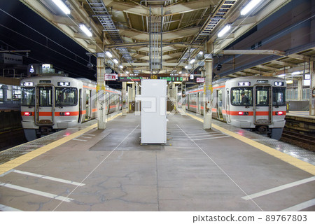 從前面停靠在濱松站的兩輛 313 系列汽車的陣容 從前面停靠在濱松站的兩輛 313 系列汽車的陣容 89767803