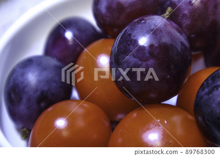 Healthy Fruits: Tomatoes and Grapes Healthy Fruits: Tomatoes and Grapes 89768300