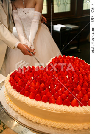 A mountain of wedding receptions, a cake sword for the bride and groom A mountain of wedding receptions, a cake sword for the bride and groom 89768569