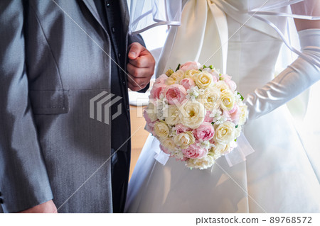 A wedding bouquet that beautifully colors the bride 89768572