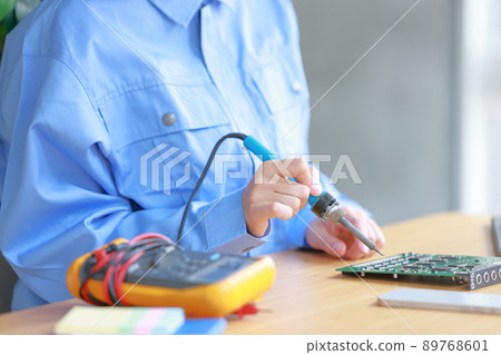 Board maintenance_Women with soldering trowels 1 89768601