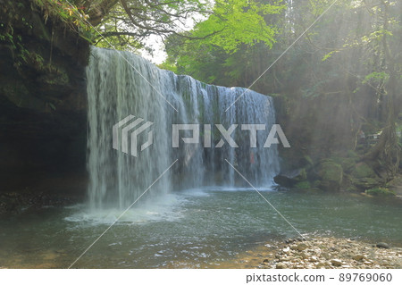 A person who observes Nabegataki in Oguni Town, Kumamoto Prefecture from the back of the waterfall 89769060