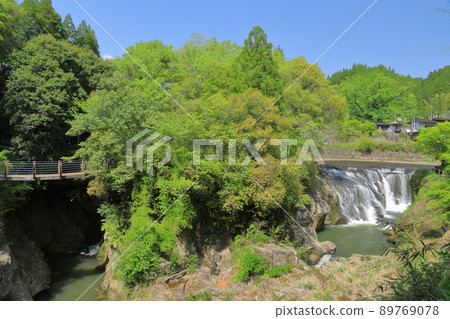 Scenery of two waterfalls, Shimojo Falls and Nabekama Falls, in Oguni Town, Kumamoto Prefecture Scenery of two waterfalls, Shimojo Falls and Nabekama Falls, in Oguni Town, Kumamoto Prefecture 89769078