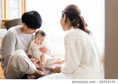 一家人給寶寶看繪本 一家人給寶寶看繪本 89769314