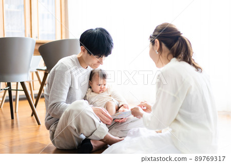 一家人給寶寶看繪本 89769317