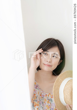 Women avoiding the sun Women avoiding the sun 89769426