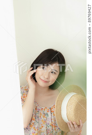 避開陽光的女性 89769427